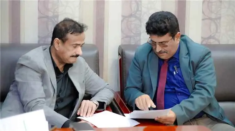 محافظ شبوة يناقش أوضاع مديرية الروضة واحتياجاتها م...