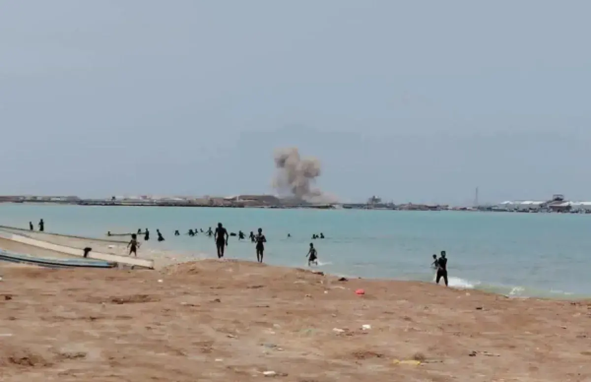 هجوم حوثي مكثف يستهدف ميناء المخا والمنشآت المدنية