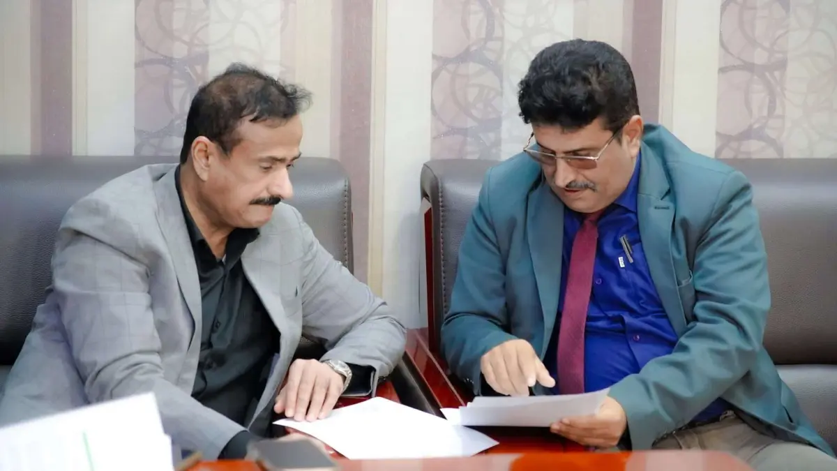محافظ شبوة يوجه بحزمة معالجات خدمية لمديرية الروضة ويشدد على سرعة إنجاز كهرباء سلمون