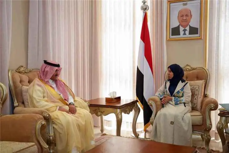 وزيرة الخارجية تلتقي السفير السعودي لدى اليمن آل ج...