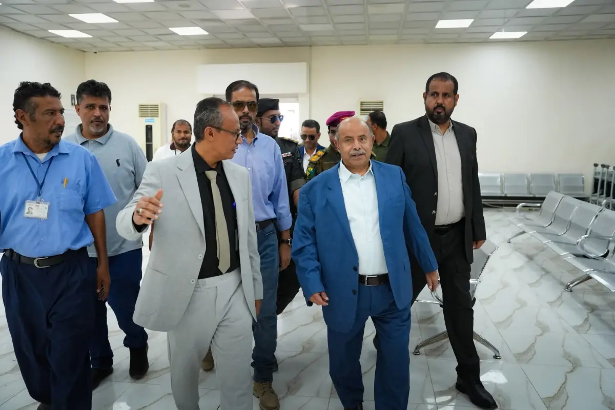 الخنبشي يتفقد مطار الريان الدولي وميناء المكلا ويش...