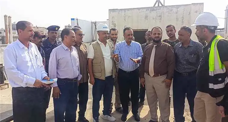 الشعبي واليزيدي يدشنان أعمال مشروع تركيب منظومة طا...
