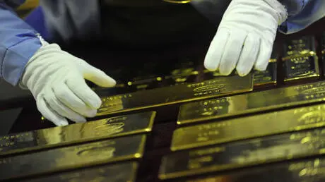 عقود الذهب الفورية تتراجع من أعلى مستوى في شهرين