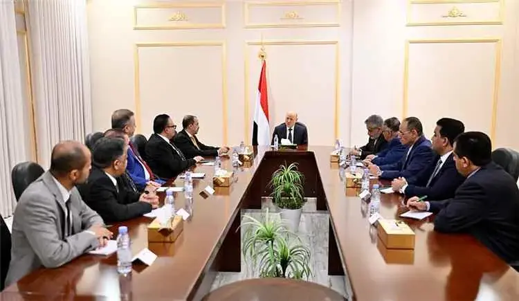 رئيس مجلس القيادة يؤكد الدور المحوري للإعلام الوطن...