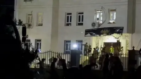 سوريا.. محتجون يحطمون لافتة مبنى إدارة منطقة عين ا...