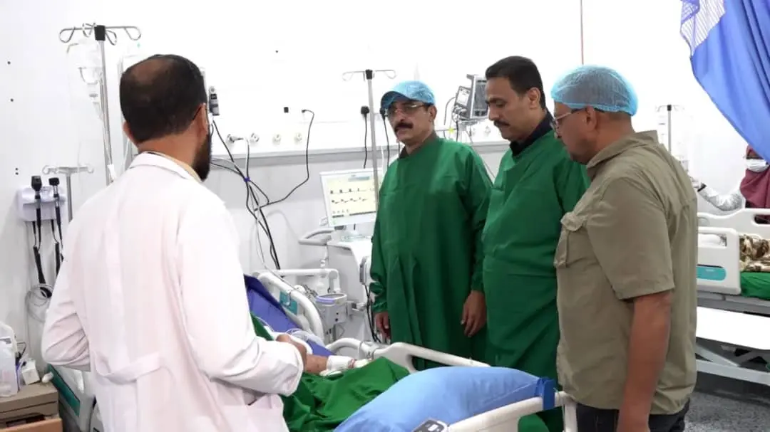 العامر يتفقد جرحى اعتداءات مليشيا الحوثي في المخا والخوخة