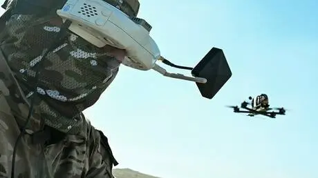موقع: رصد طائرات مسيرة فوق قاعدة أمريكية - بريطاني...