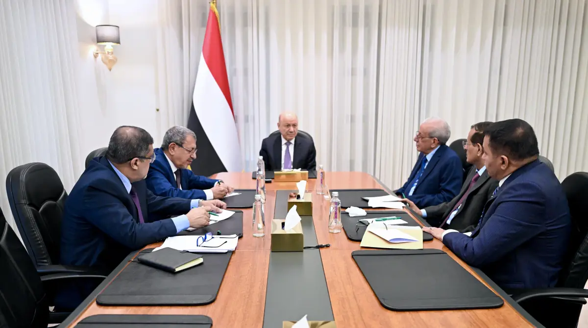 رئيس مجلس القيادة يؤكد دور القضاء في معركة استعادة مؤسسات الدولة ومكافحة الإرهاب وحماية حقوق الضحايا