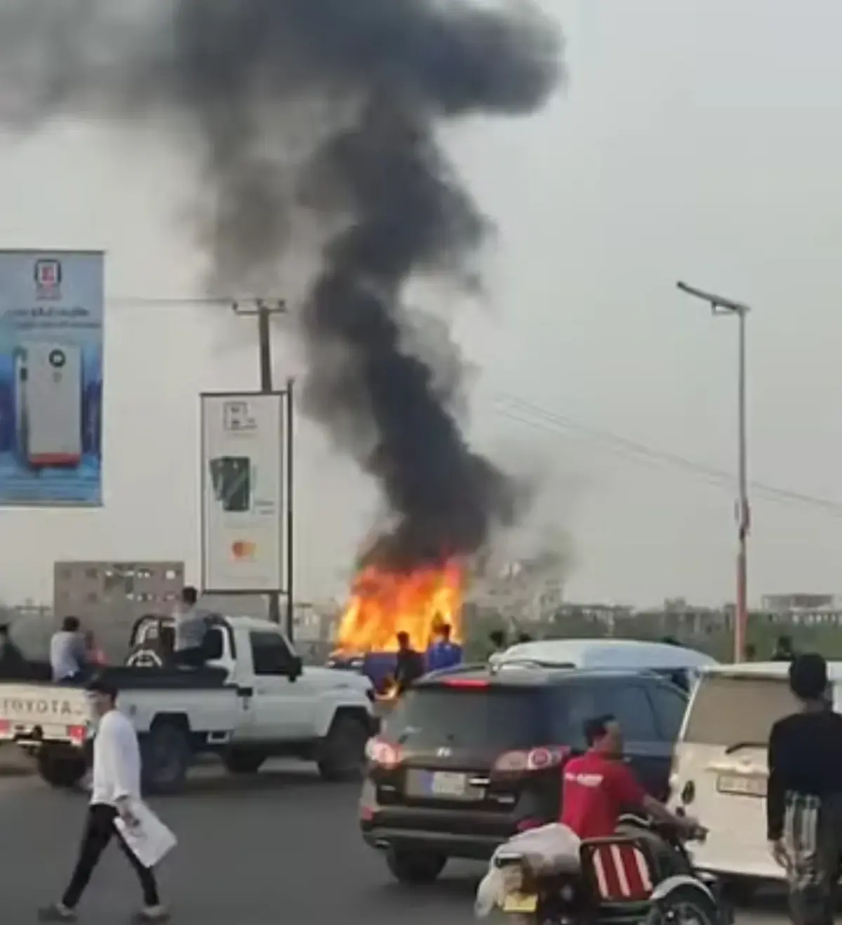 شاهد.. احتراق سيارة «دايو غاز» في عدن