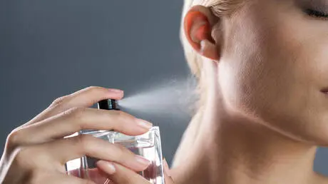 هل رش العطر على الرقبة يوميا يسبب السرطان والعقم ح...