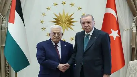 الرئيس الفلسطيني محمود عباس يصل أنقرة في زيارة رسم...