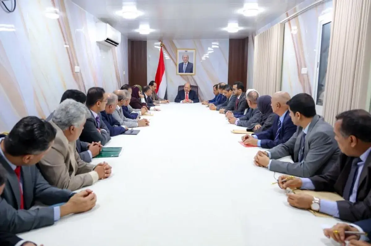 الحكومة تؤكد التعامل مع التصعيد الحوثي بكل حزم وقو...