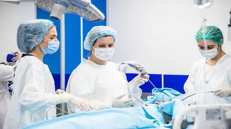 لمريض بعمر 101 عام.. أطباء روس يجرون أول عملية جرا...