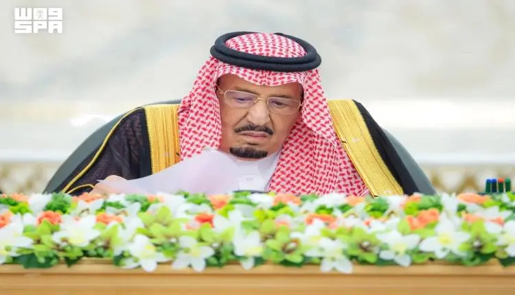 الملك سلمان يجدد دعمه للشرعية ويدين هجمات الحوثيين...