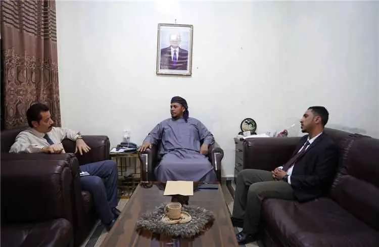 محافظ سقطرى يناقش سبل تطوير المطار والاستعدادات لل...