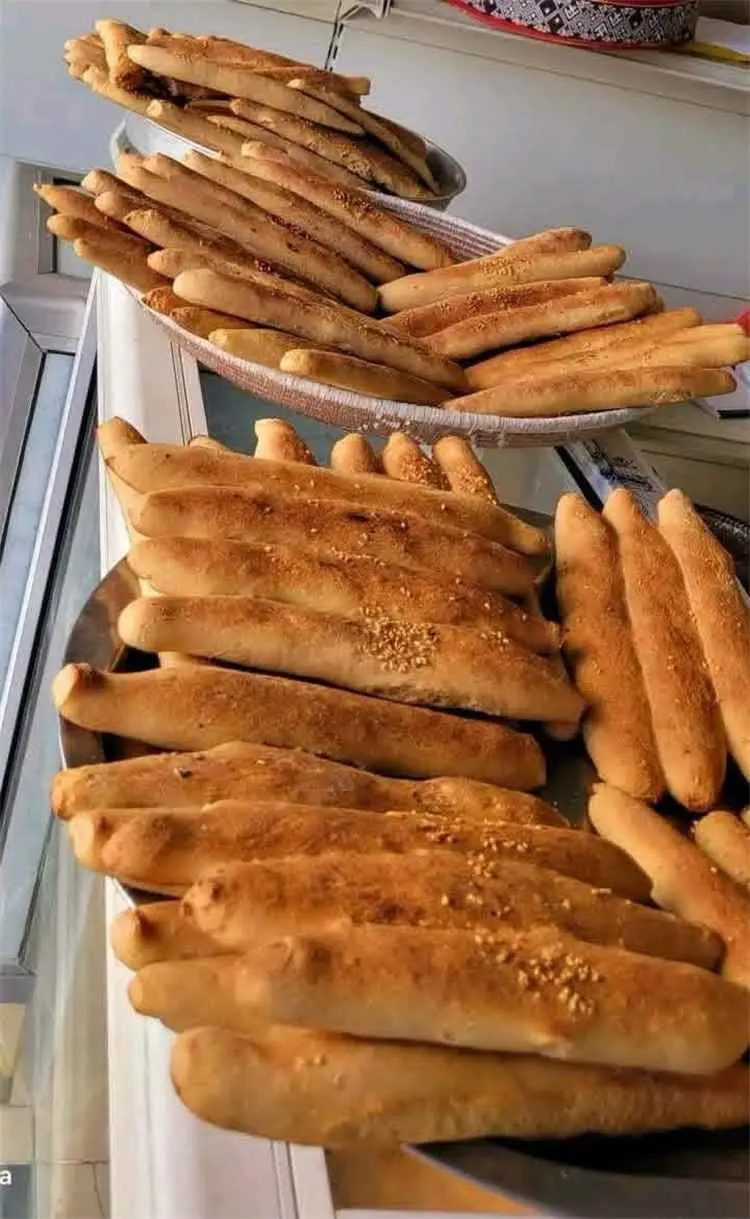 مخابز في عدن تلجأ إلى الدقيق الأسمر في صناعة الروت...