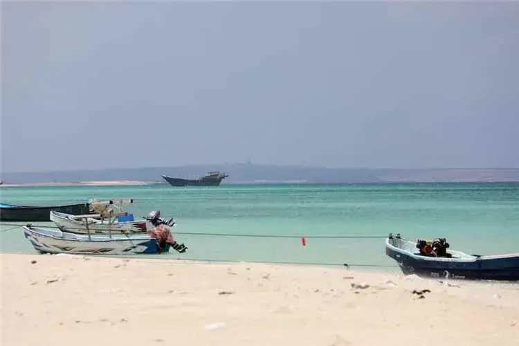 مقتل 6 في استهداف سفينة بالبحر الأحمر وأمريكا تقصف...