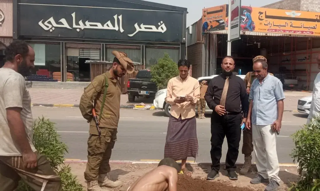اليزيدي يغرس النخلة رقم (211) في شارع الخمسين إيذا...