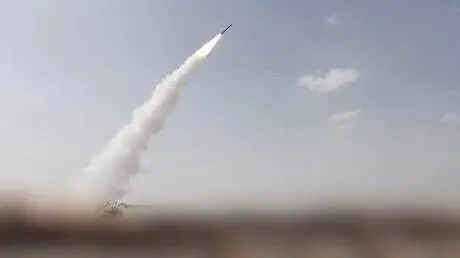 إعلام: هجوم حوثي جديد بصاروخين باليستيين يستهدف مي...