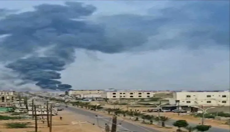 بعد موجة كبيرة من الضربات.. الحوثي يعاود قصف ميناء...