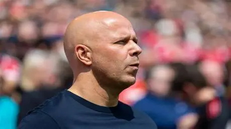 سلوت يكسر صمته ويرد على أنباء تدريب منتخب هولندا