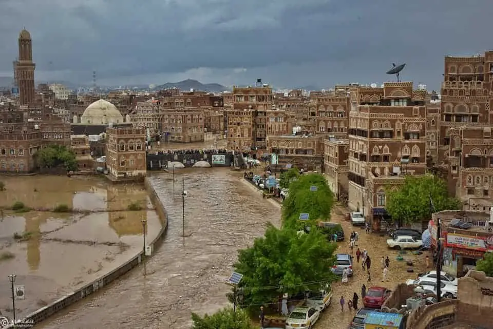 صفارات الإنذار تدوي في سائلة صنعاء محذرة من سيول ق...