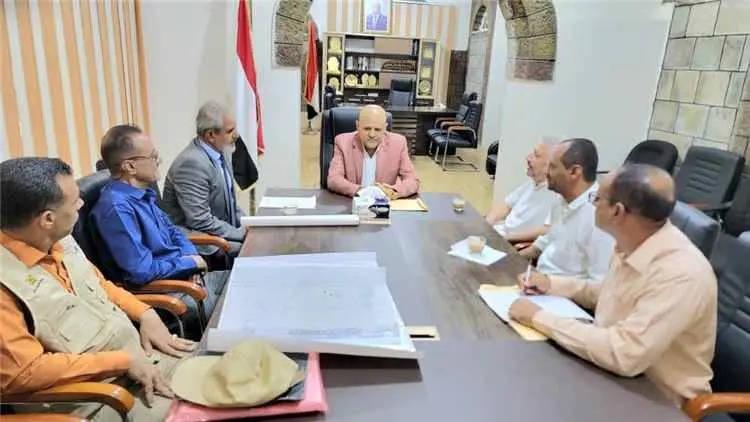 محافظ تعز يؤكد اهمية الحفاظ على المناطق الأثرية وا...