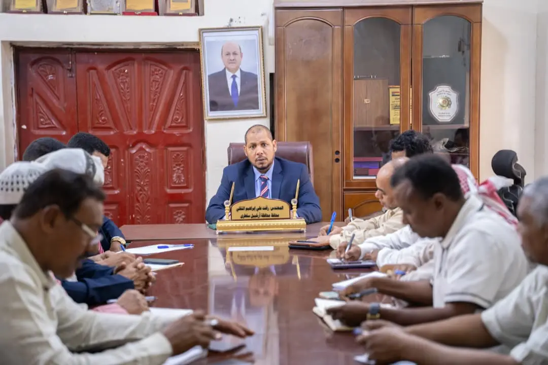 تنفيذي سقطرى يناقش الاداء الإداري والخدمي وسبل تعز...