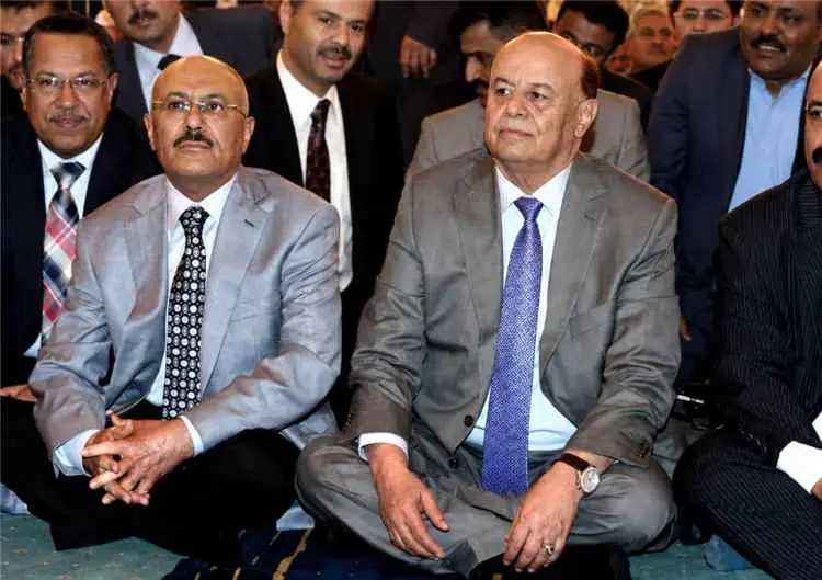 كاتب سياسي  يحذر من تكرار أخطاء الماضي: الحاشية قد...