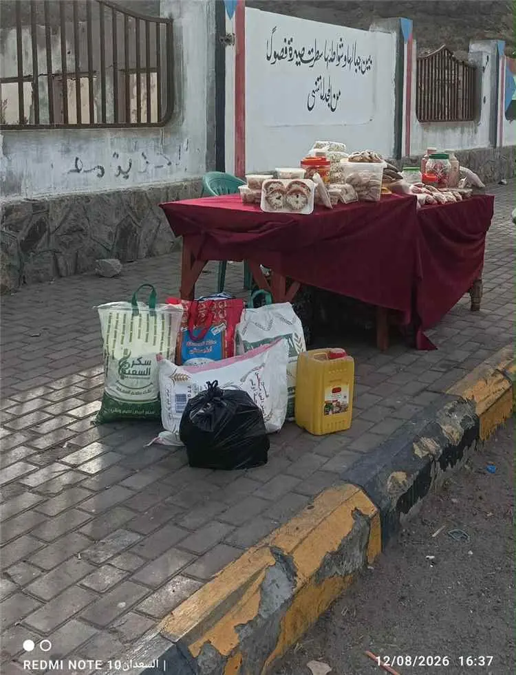 بائعة مأكولات شعبية في كريتر تكافح حتى ساعات الليل.. دعوة لدعمها والشراء منها