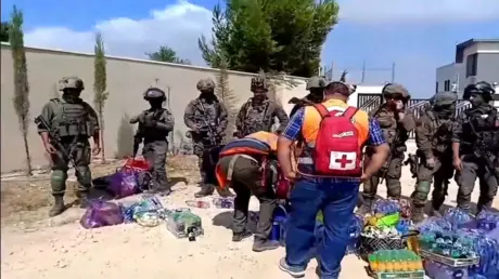 منع النشطاء من إيصال الإمدادات إلى الفلسطينيين الم...