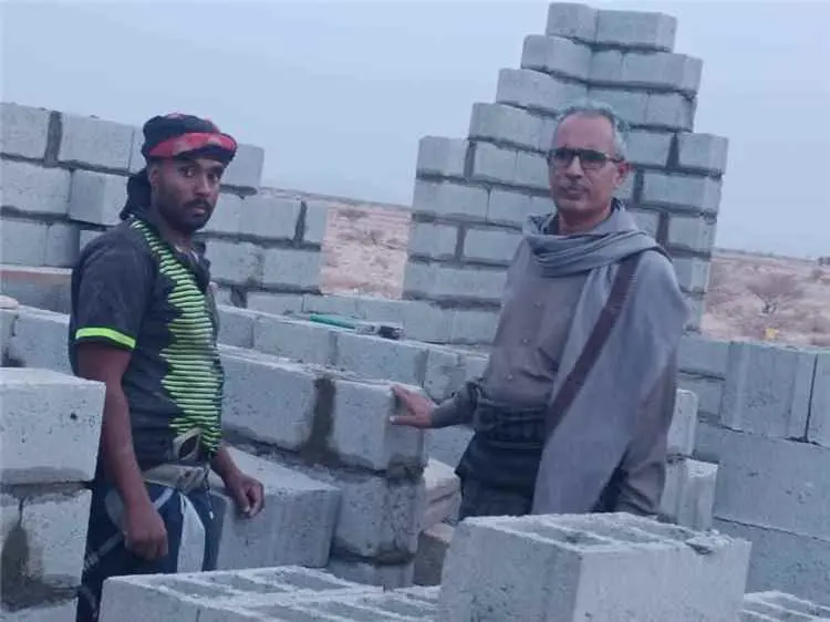 مدير عام عتق يتفقد مستوى الإنجاز في مشروع «قرية دي...