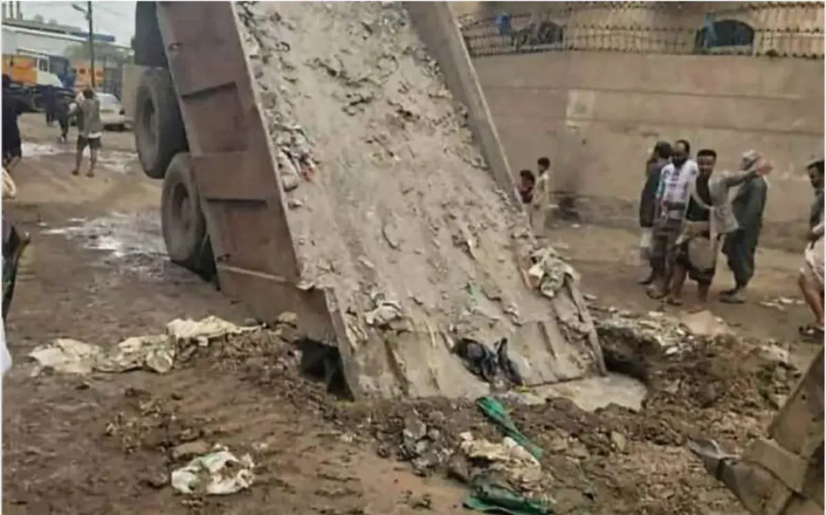 وفاة أب وطفله وإصابة آخر بعد سقوط شاحنة في بيارة ص...