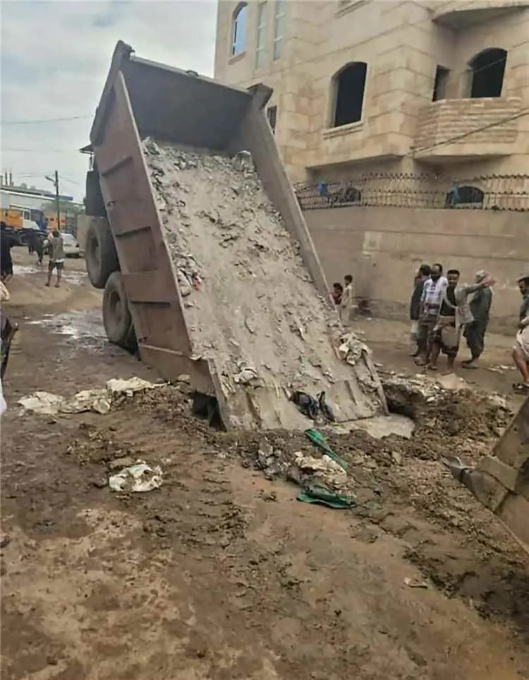 وفاة مواطن وطفله وإصابة آخر إثر سقوط شاحنة في بيار...