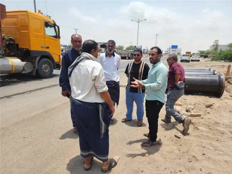 فريق من مؤسسة مياه عدن يتفقد مشروع الخط الاستراتيج...