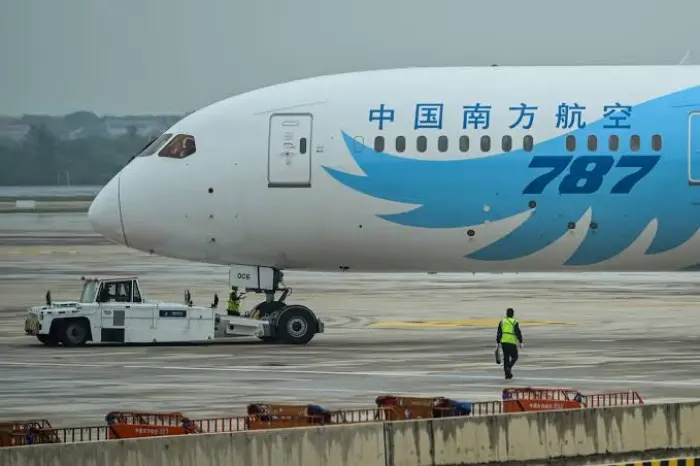 طائرة بيونغ 787 تعود إلى المطار بعد إقلاعها بسبب م...