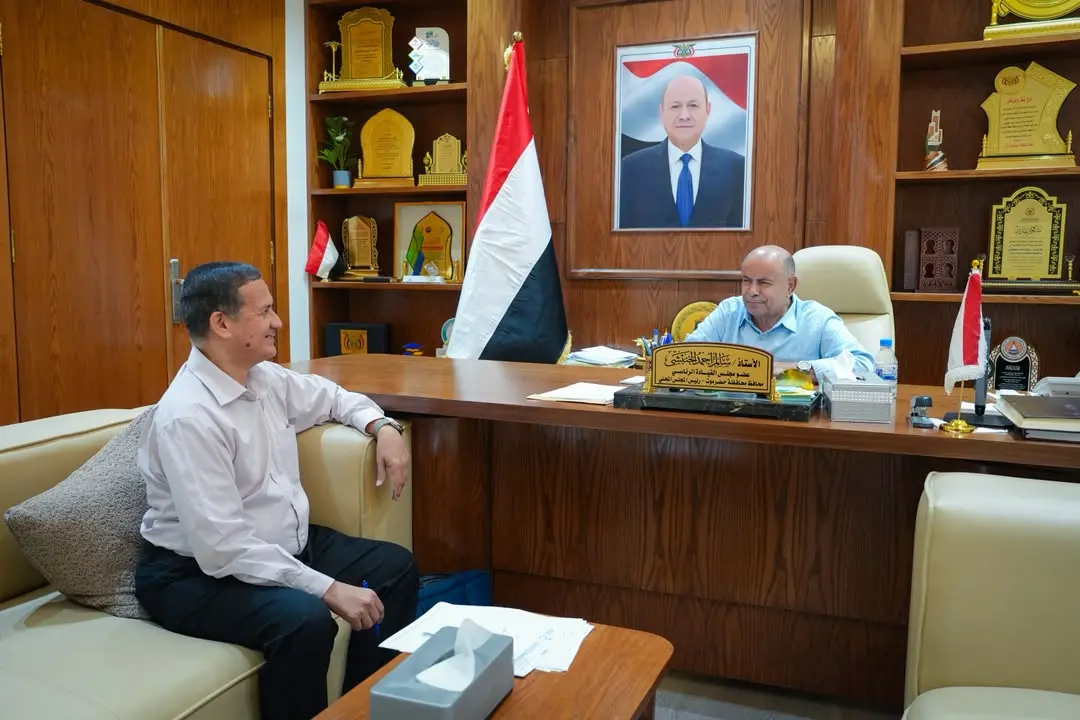 الخنبشي يناقش مع مجلس حضرموت الوطني توحيد الصف ويب...