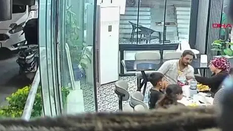 تركيا.. صاحب مطعم ينقذ زبونا من الموت بـ"مناورة ها...