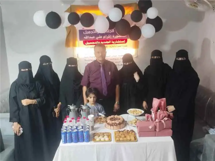 مدير مركز القاهرة الطبي بعدن يكرم عدداً من عمال المركز تقديراً لجهودهم