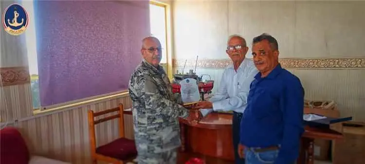 مدير عام قطاع خليج عدن يكرّم مالك "شاشة بصمة عدن"...