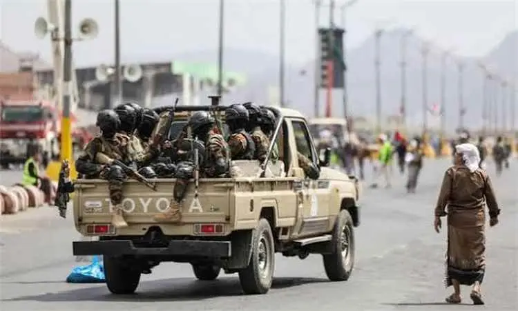 ضربات موجعة تربك الحوثيين.. مصرع قياديين وتشييع أك...