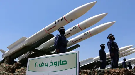 اليمن.. الحوثيون يطلقون 5 صواريخ باليستية باتجاه ب...