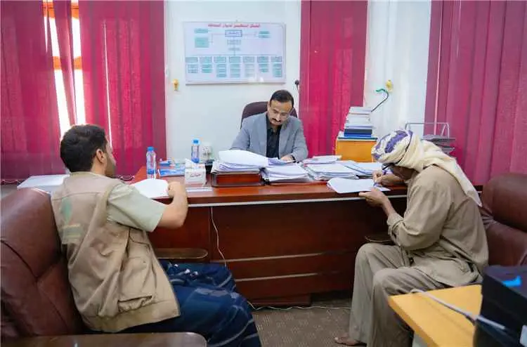 المحافظ بن الوزير يصادق على عقود مشروعي مدرستي جعد...