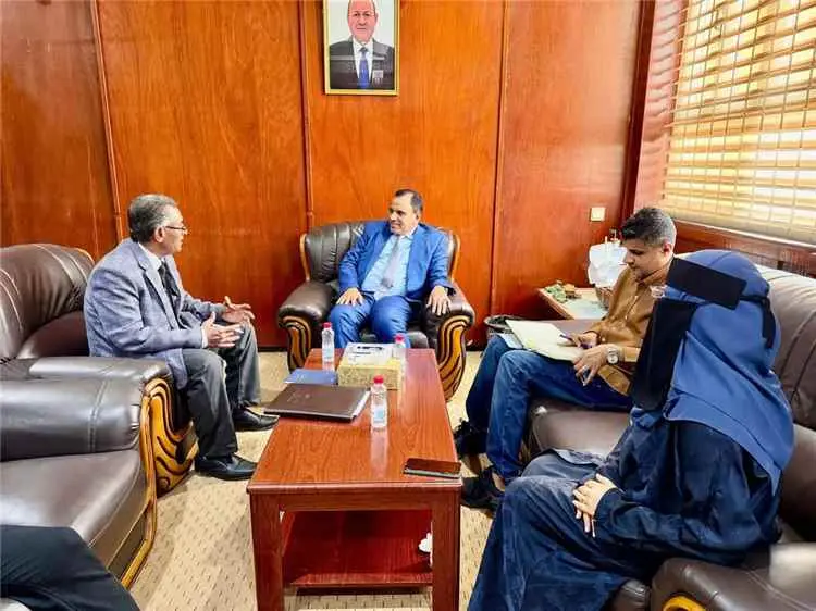 الوزير السقطري يناقش مع مدير عام مكتب الزراعة بأبي...