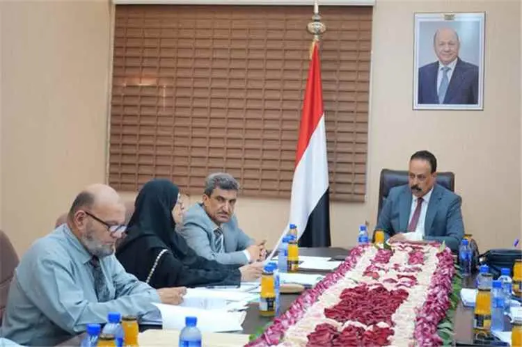 وزير الأشغال يناقش مع الأمانة العامة لمجلس الوزراء...
