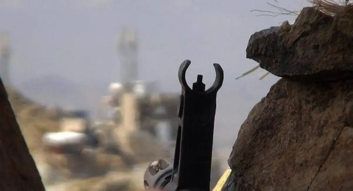 قناص حوثي يصيب مقاتلًا في عين حريب.. انتهاكات متوا...