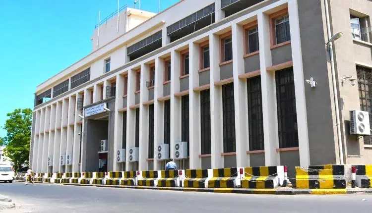 3.7 مليار دولار "تبخرت".. دراسة تكشف فشل مزادات البنك المركزي في إنقاذ الريال بعدن