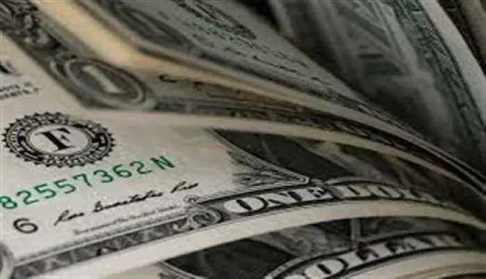 الدولار يستقر قرب أدنى مستوياته