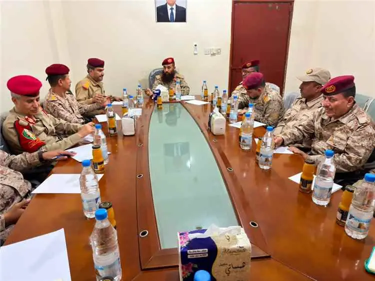 قائد المنطقة العسكرية الرابعة يجتمع بقيادة محور تع...