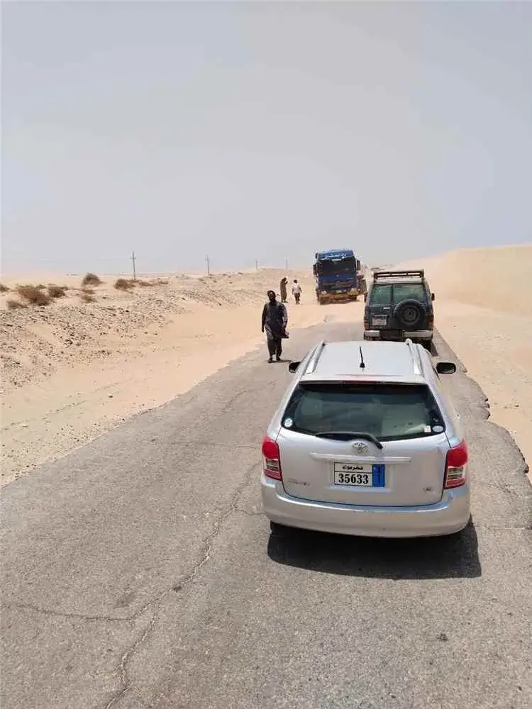 الكثبان الرملية تغلق الطريق الساحلي بين شبوة والمك...